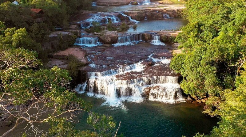 Aus dem Osten fließt besonders viel Wasser in das Pantanal. Es muss dabei zahlreiche Wasserfälle und Kaskaden überwinden. – Bild: NDR/​DocLights GmbH/​coraxfilm GmbH