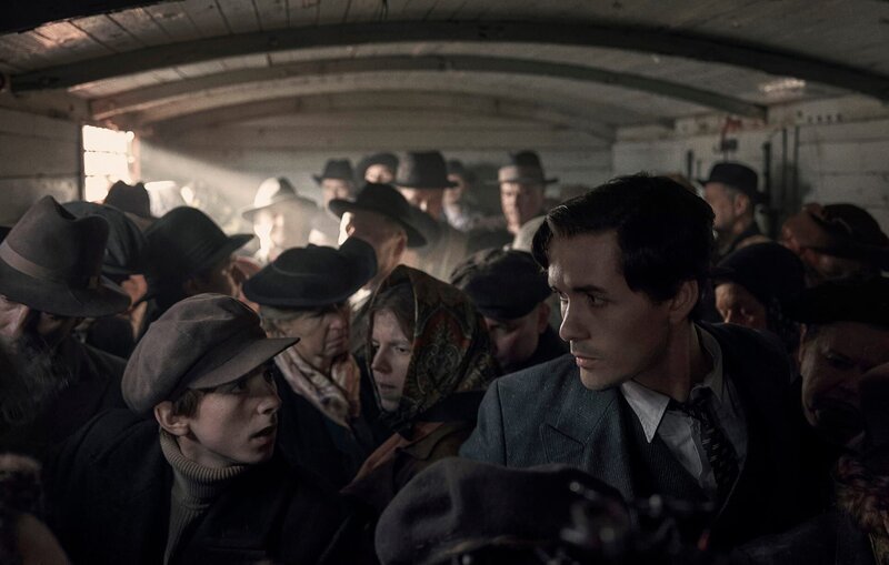Jonah Hauer-King as Lali Sokolov, seen here as he boards the train to Auschwitz. – Bild: Sky UK /​ Sky Studios