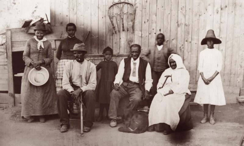 KWHH2W Former slave and Underground Railroad conductor Harriet Tubman (1822–1913), along with her husband, step-daughter, extended family, and former slaves she helped during the Civil War. From left to right: Harriet Tubman: Gertie Davis (Tubman’s adopted daughter), Nelson Davis (Tubman’s husband), Lee Cheney, Pop Alexander, Walter Green, Sarah Parker (Blind Auntie Parker) and Dora Stewart (granddaughter of Tubman’s brother, John Stewart). Photo by William Cheney, c1880s. – Bild: Alpha Historica /​ Alamy Stock Ph /​ Alamy Stock Photo /​ https:/​/​www.alamy.com /​ Credit: Alpha Historica /​ Alamy Stock Photo /​ © THE HISTORY CHANNEL /​ Beyond