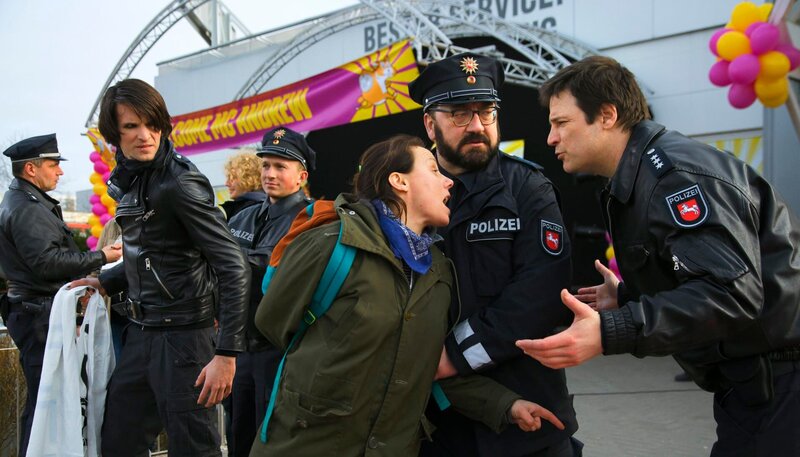 Familie Lotzmann auf den Barrikaden – Bild: ARD Degeto/​Dennis Pauls