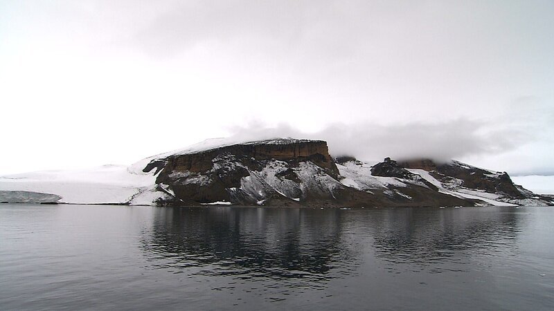 Eine antarktische Landmasse. – Bild: TVNOW /​ LG DCD Rights