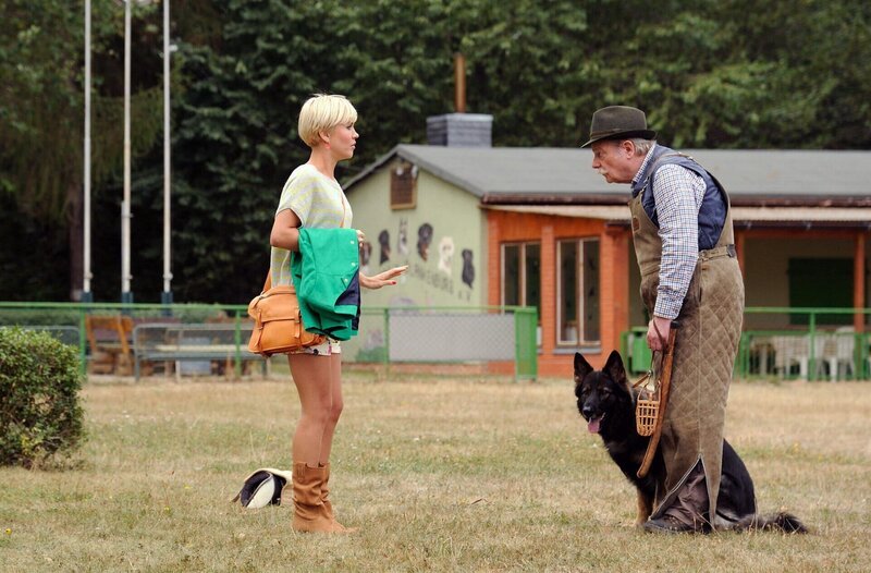 Klara (Wolke Hegenbarth, l.) trifft Heinz Bobermann (Dieter Montag, r.) und seinen Schäferhund auf dem Hundeübungsplatz. – Bild: NDR/​ARD/​Hardy Spitz
