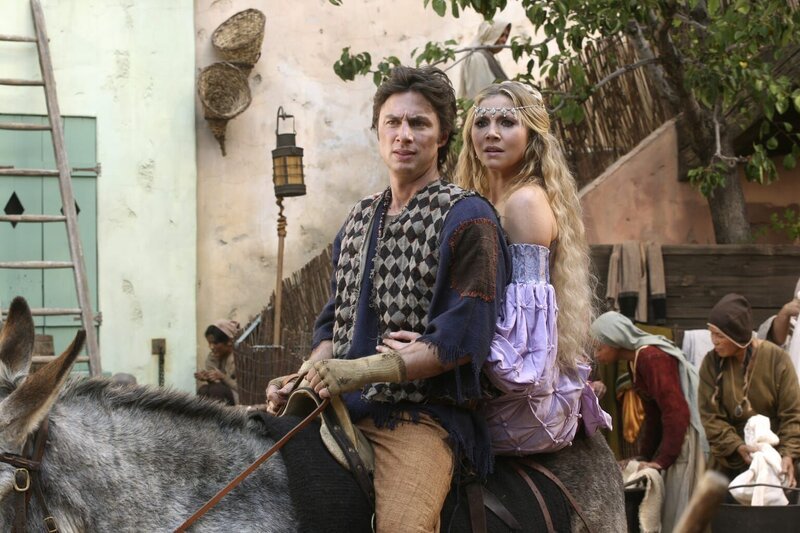 Der Dorftrottel (Zach Braff, l.) und die schöne Prinzessin (Sarah Chalke, r.) machen sich auf, eine Magd zu retten … – Bild: Touchstone Television