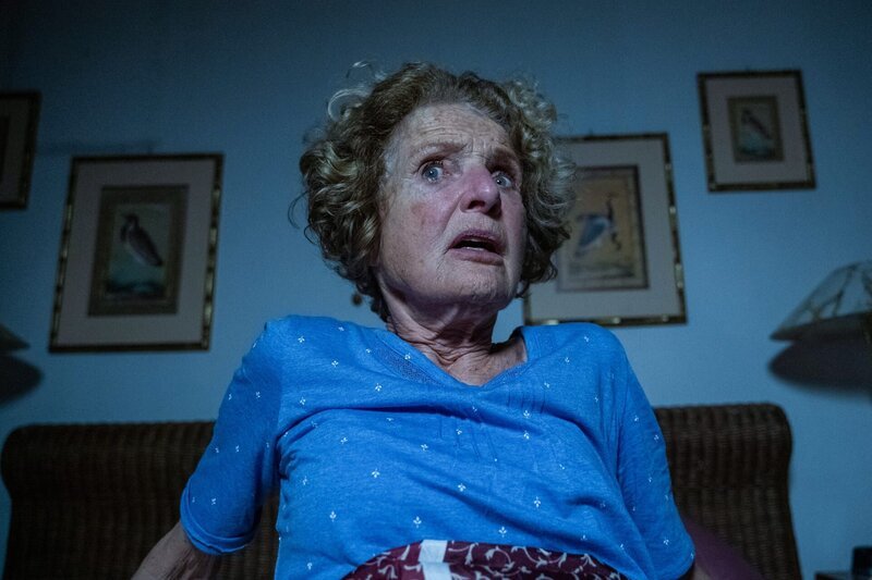 Eine ältere Dame wird nachts von unheimlichen Geräuschen geweckt. Kurz darauf stehen maskierte Räuber an ihrem Bett. – Bild: Saskia Pavek /​ ZDF