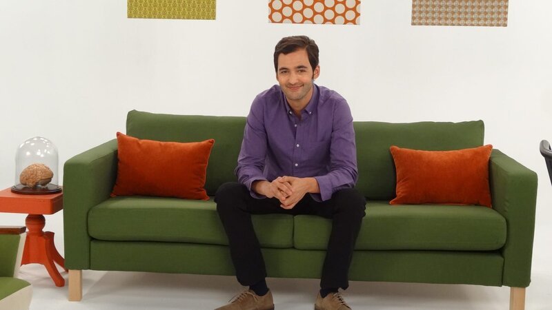 City Stages, NYC – Full shot of Host Jason Silva on a white set and green couch.  (Photo credit: NGT/​Megan Robertson) – Bild: FOX Networks /​ NGT /​ NGC
