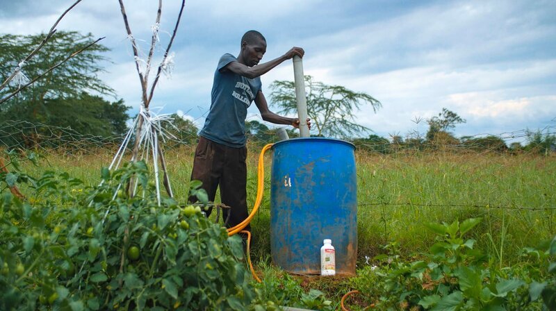 Ein Bauer in Kenia rührt Pflanzenschutzmittel für seine Ernte an. In Afrika findet sich noch ein Markt für Pestizide – auch von der BASF – , die in der EU bereits verboten sind, z. B. weil sie umwelt- oder gesundheitsschädlich sind. – Bild: SWR