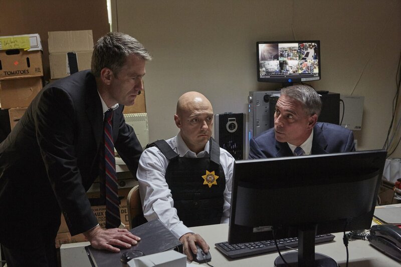 Detective Burrell (l.); Detective Lane (r.) – Bild: Arrow International Media/​ Saloon Media