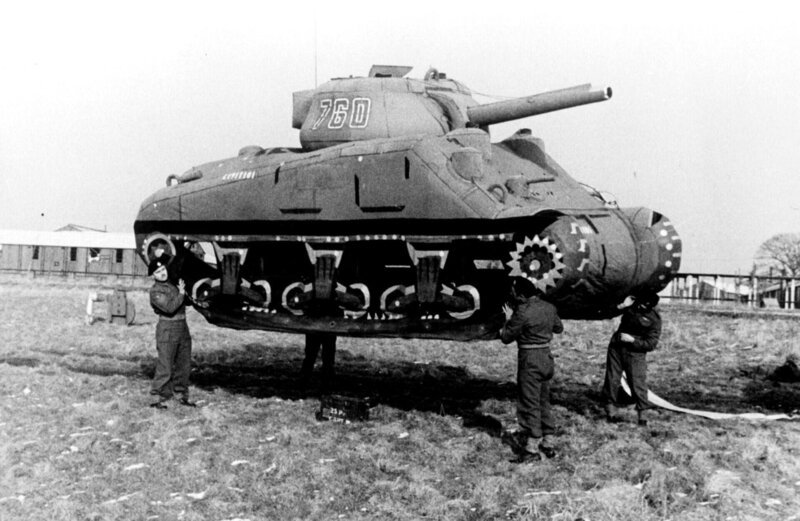 Die Operation Fortitude war ein geheimes Manöver im Zweiten Weltkrieg mit aufblasbaren Panzern. – Bild: RTL /​ © WildBear Entertainment 2022