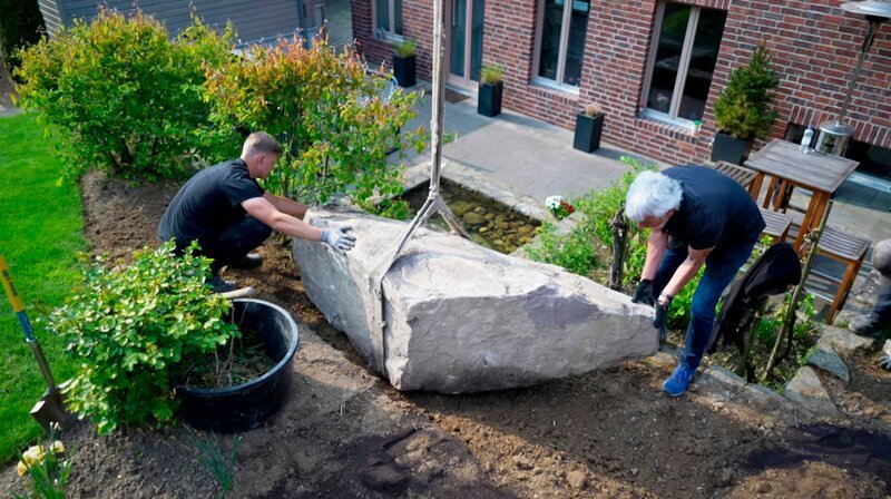 Peter Berg und sein Mitarbeiter legen den ersten Stein. – Bild: SWR