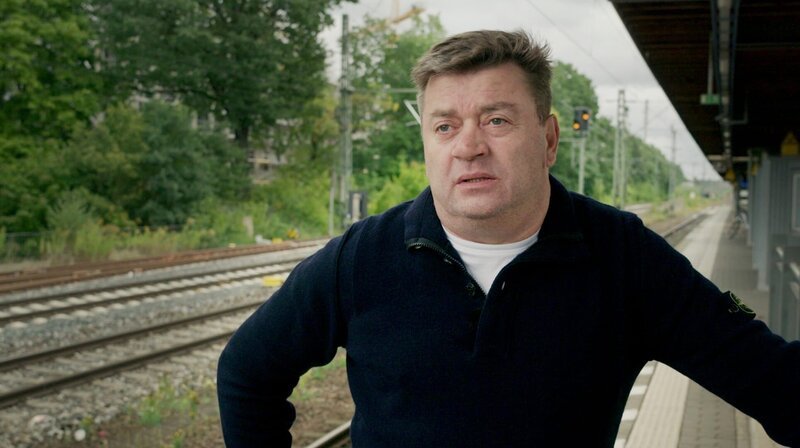Georg Ballmanns Sohn starb als Teenager nach einem eskalierenden Konflikt an diesem Bahnsteig. – Bild: SWR/Anton Felixberger Georg Ballmanns Sohn starb als Teenager nach einem eskalierenden Konflikt an diesem Bahnsteig. – Bild: SWR/Anton Felixberger