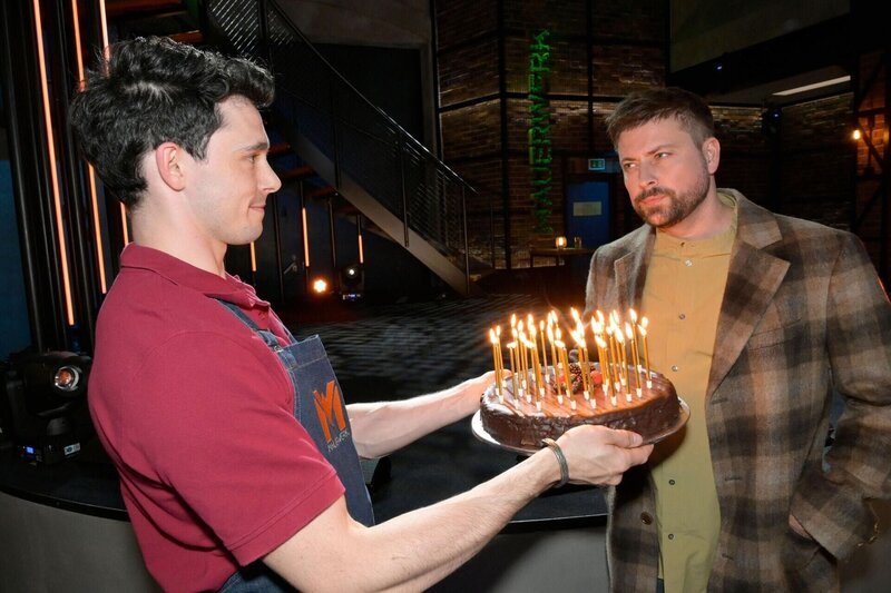 Luis (Marc Weinmann, l.) gratuliert John (Felix von Jascheroff), der eigentlich keine Lust hat, seinen Geburtstag zu feiern. – Bild: RTL+