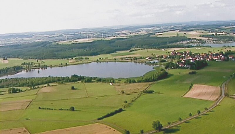 Blick auf den Obermooser Teich im Vogelsberg. – Bild: HR