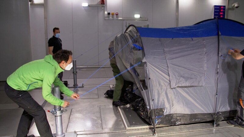 Moderator Jo Hiller trifft einen Experten und testet mit ihm drei Zelte, von günstig bis teuer. – Bild: ORF/​Bavaria