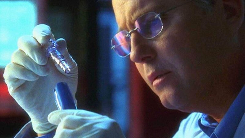 Am Tatort entdeckt Gil (William Petersen) eine Insulinspritze. Ist sie die Mordwaffe? – Bild: TVNOW /​ CBS