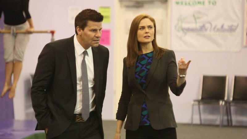 Brennan (Emily Deschanel) und Booth (David Boreanaz) untersuchen den Mord an einer Leistungsturnerin, für den mehrere Verdächtige in Frage kommen. – Bild: RTL /​ FOX