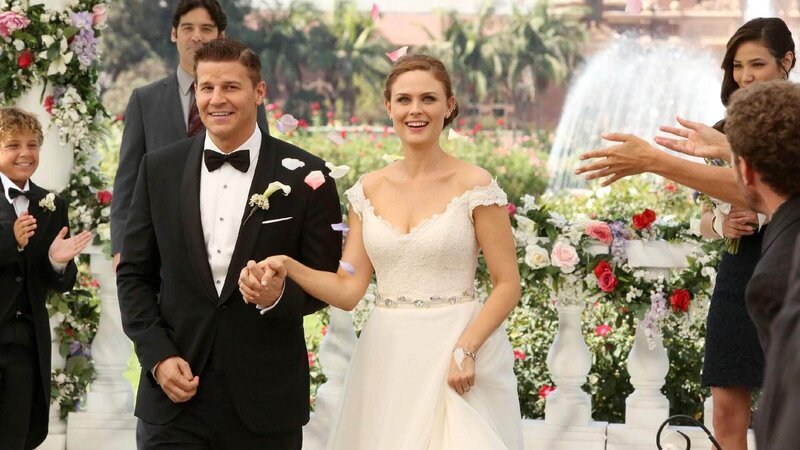 Booth (David Boreanaz) und Brennan (Emily Deschanel) haben sich endlich das Ja-Wort gegeben und werden von ihren Familien und Freunden gefeiert. – Bild: Foto: RTL /​ FOX