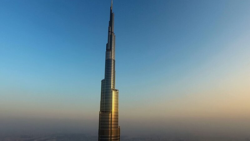 Wolkenkratzer der Superlative: Die Architektur des Burj Khalifa in Dubai nimmt Bezug auf die islamische Bautradition. – Bild: zdf /​ © THE HISTORY CHANNEL /​ Pond5