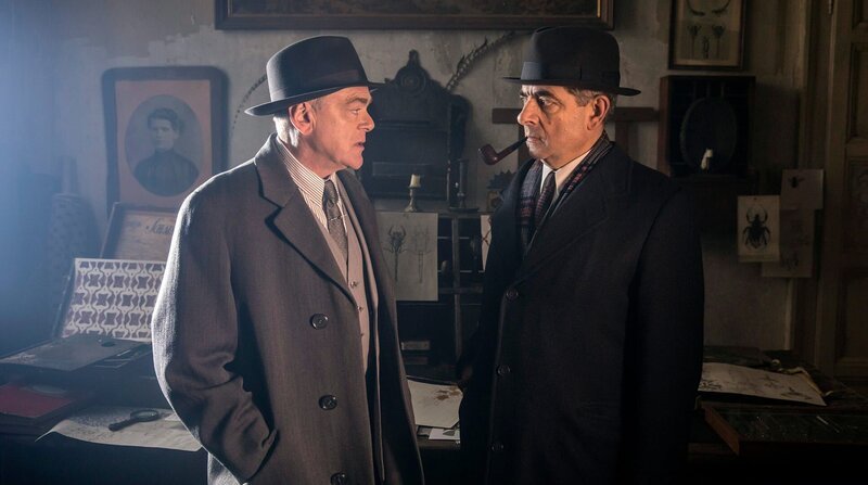 Kommissar Maigret (Rowan Atkinson) und Inspektor Grandjean (Kevin R McNally, li.) kennen sich von früher. – Bild: ARD Degeto/​Peket Productions 2 L /​ ZDF