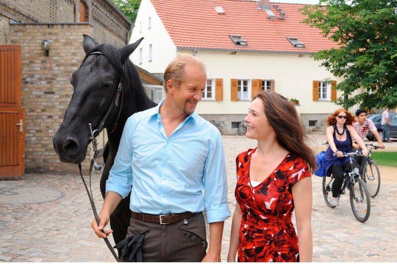 Katja Stein (Julia Stemberger, r.) ist glücklich – sie lebt mit ihrer großen Liebe Stefan Hagen (Jochen Horst, l.) zusammen auf seinem Reiterhof. – Bild: MDR/​Claudius Pflug