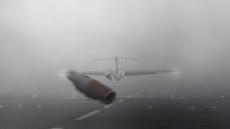 Scandinavin Airlines Flug 686 kommt nach dem Zusammenstoß mit einem anderen Flugzeug in Richtung eines Flugzeughangars von der Bahn ab. – Bild: FOX /​ Cineflix 2011