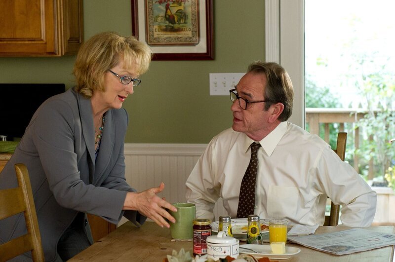 Kay (Meryl Streep) und Arnold Soames (Tommy Lee Jones) – Bild: Wild Bunch Germany/​© 2012 GHS Productions, LLC. All rights reserved. ALL IMAGES ARE PROPERTY OF SONY PICTURES ENTERTAINMENT INC. FOR PROMOTIONAL USE ONLY. SALE, DUPLICATION OR TRANSFER OF THIS MATERIAL IS STRICTLY PROHIBITED./​Barry Wetcher
