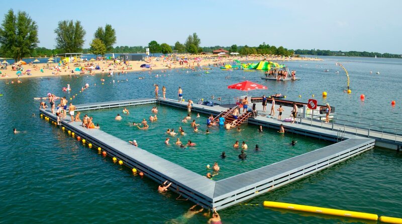 Menschen, Tier und Pflanzen brauchen Sonne, Wärme, Licht. Deshalb ist der Sommer für viele die beste Zeit des Jahres mit langen Abenden im Freien, den großen Ferien und den schönsten Open Air Festivals. Er hat seine eigenen Farben und Feste und ein eigenes Temperament und Lebensgefühl. Wir zeigen den Sommer in NRW in seinen regionalen Facetten, wie ihn Menschen, Tiere und Pflanzen erleben, denn diese Jahreszeit verändert sich besonders und verlangt immer mehr Anpassung durch große Hitzeperioden und lange Trockenzeiten. – Naturbad Xantener Südsee – Bild: WDR/​2pilots/​Jörg Adams