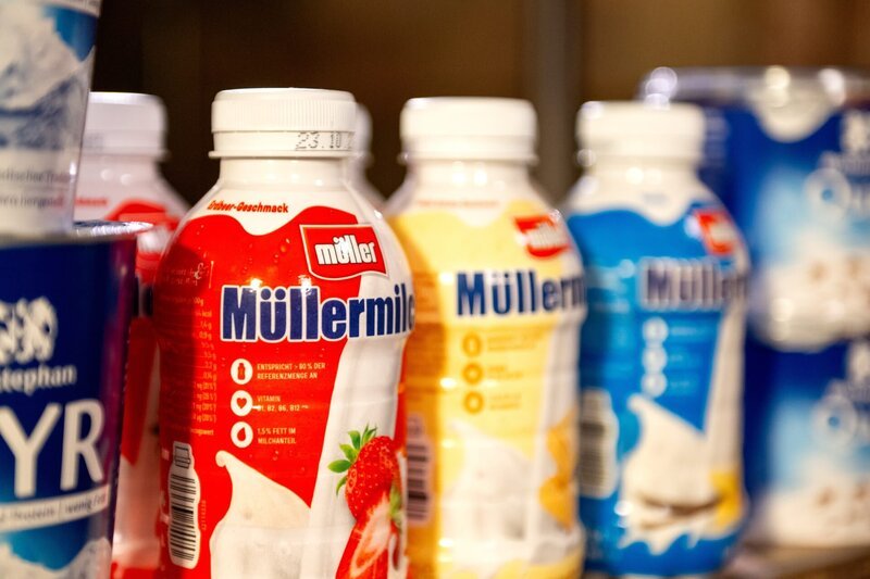 Die Müller-Milch ist ein Profitgarant für den Molkerei-Giganten: Jährlich produziert Müller 100 Millionen Flaschen. – Bild: Lars Döring /​ ZDF