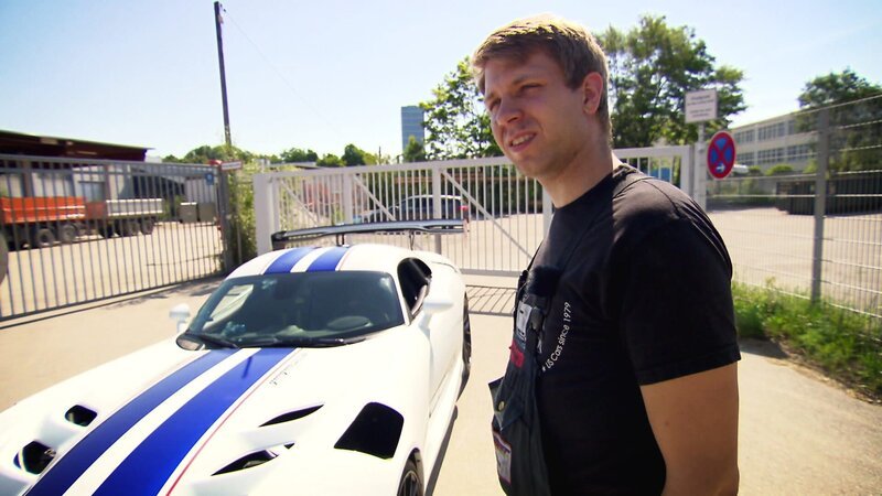 Sebastian Schürle next to the Dodge Viper. – Bild: DMAX