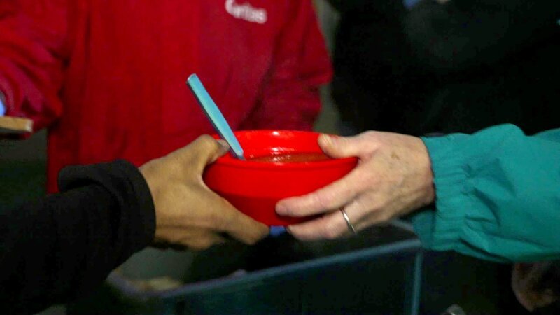 Suppe übergeben, Caritas. – Bild: ORF Suppe übergeben, Caritas. – Bild: ORF