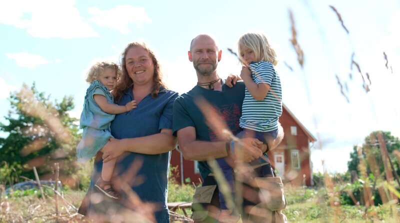 Vivian (41) und Alex (44) und ihre zwei Kinder Lian (5) und Malea (2) träumen von einem autarken Leben in Schweden! Sie starten auf einem kleinen Hof in der Provinz Småland. – Bild: WDR/​sagamedia