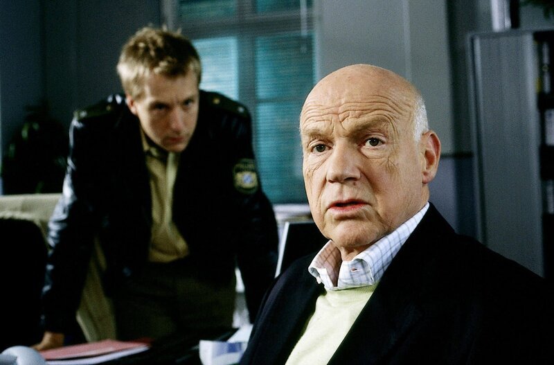 Max Muller als Polizist Mohr (l.) und Dietrich Hollinderbäumer als Walter Ammnon (r.) – Bild: ORF