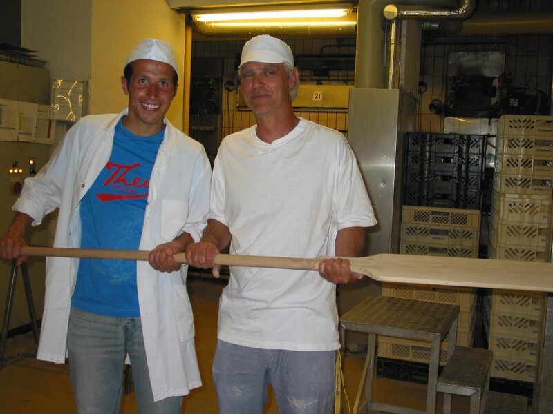 Willi (links) und der Bäckermeister Rolf in der Backstube, der ihm erklärt, wie das Brot gebacken wird. – Bild: Bayerischer Rundfunk, megaherz