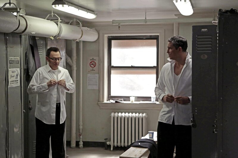 L-R: Harold Finch (Michael Emerson) und Reese (Jim Caviezel) – Bild: PLURIMEDIA (Warner Bros)