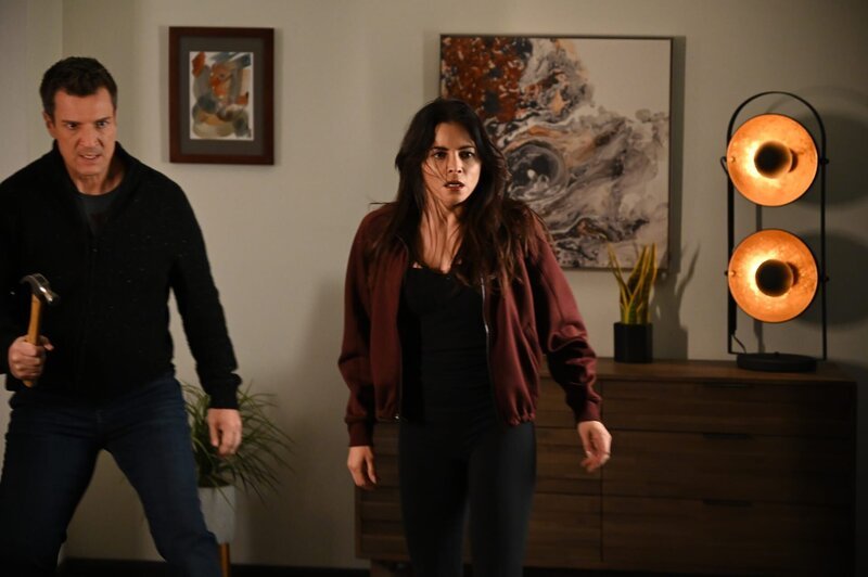 John Nolan (Nathan Fillion) und Bailey (Jenna Dewan) setzen sich entschlossen gegen unerwartete Eindringlinge in ihrem Haus zur Wehr. – Bild: ZDF und John Fleenor.