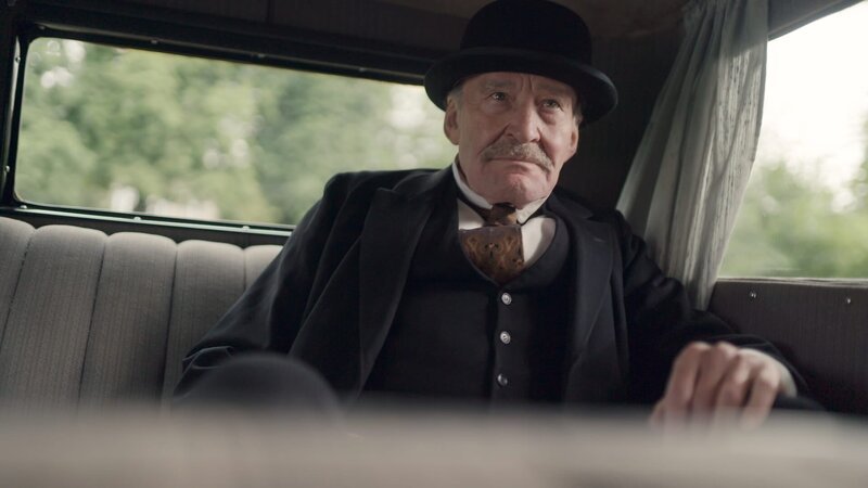 Michael Mendl als Aristide Briand, der im Jahr 1862 in der Bretagne geboren wurde und am Meer aufwuchs. Er übernahm zahlreiche Ämter in den verschiedenen Kabinetten der Dritten Republik Frankreichs. – Bild: Michael Kern / NDR Michael Mendl als Aristide Briand, der im Jahr 1862 in der Bretagne geboren wurde und am Meer aufwuchs. Er übernahm zahlreiche Ämter in den verschiedenen Kabinetten der Dritten Republik Frankreichs. – Bild: Michael Kern / NDR