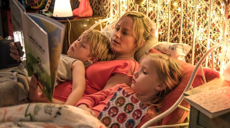 Nina Pfeffer liebt ihre Kinder Piet (Ben Leonhard Arendt) und Ella (Iva Ljuba Simic). – Bild: ARD Degeto/Aspekt Telefilm/Gordon Timpen Nina Pfeffer liebt ihre Kinder Piet (Ben Leonhard Arendt) und Ella (Iva Ljuba Simic). – Bild: ARD Degeto/Aspekt Telefilm/Gordon Timpen