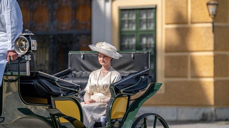 Die Prinzessin nutzt den sonnigen Tag für eine Kutschfahrt. – Bild: ORF/​Produktion West/​Kreativlösung/​Gerald Prüller