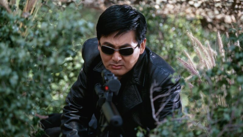 Killer John Lee (Chow Yun-Fat) verpatzt seinen letzten Auftrag und steht fortan auf der Abschussliste eines chinesischen Triadenbosses. – Bild: ZDF und Frank Masi./​Frank Masi