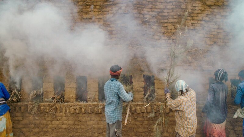 Aus lokal hergestellten Rohziegeln wird ein gigantischer, temporärer Brennofen aufgeschichtet, um alle hergestellten Tonziegeln direkt vor Ort zu brennen. – Bild: ORF/​NGF Geyrhalterfilm