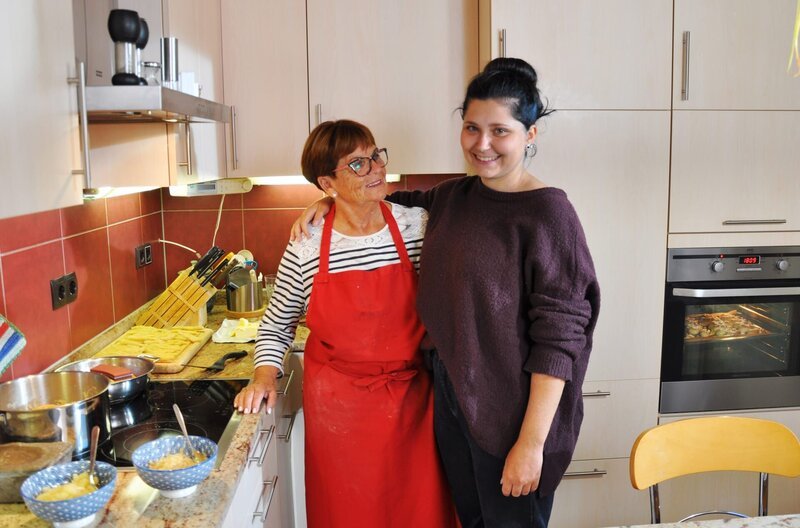 Oma Margarete Klenner und Enkelin Maja Simon in der Küche. – Bild: SWR/​Megaherz/​Matthias Koßmehl