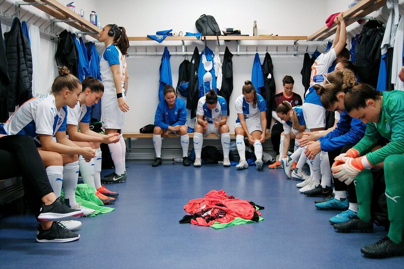Football Inside Was geschieht vor dem Spiel in der Fussballergarderobe? Volle Konzentration bei den Spielerinnen. SRF – Bild: SRF1