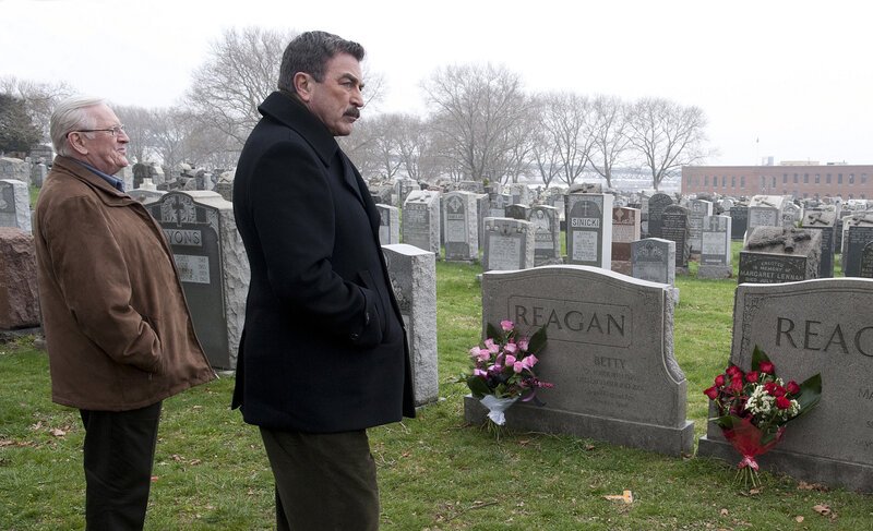 Denken am Familiengrab an ihre verstorbenen Verwandten: Henry (Len Cariou, l.) und Frank Reagan (Tom Selleck, r.) … – Bild: © 2010 CBS Broadcasting Inc.