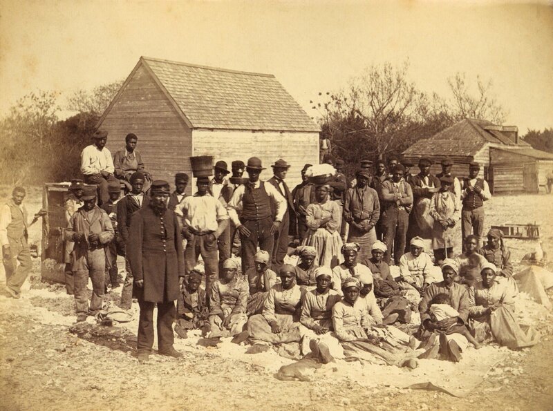 A Union soldier stands with African Americans on the plantation Thomas F. Drayton, Hilton Head Island, South Carolina, 1862. Photo by Henry P. Moore, May 1862. – Bild: Shutterstock /​ Shutterstock /​ Copyright (c) 2015 Everett Collection/​Shutterstock. No use without permission.