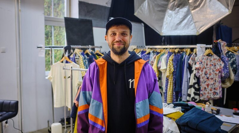Designer Maciej Lebiedowicz in seinem Laden „Pan tu nie stał“. – Bild: rbb/​Andreas Lichtwald