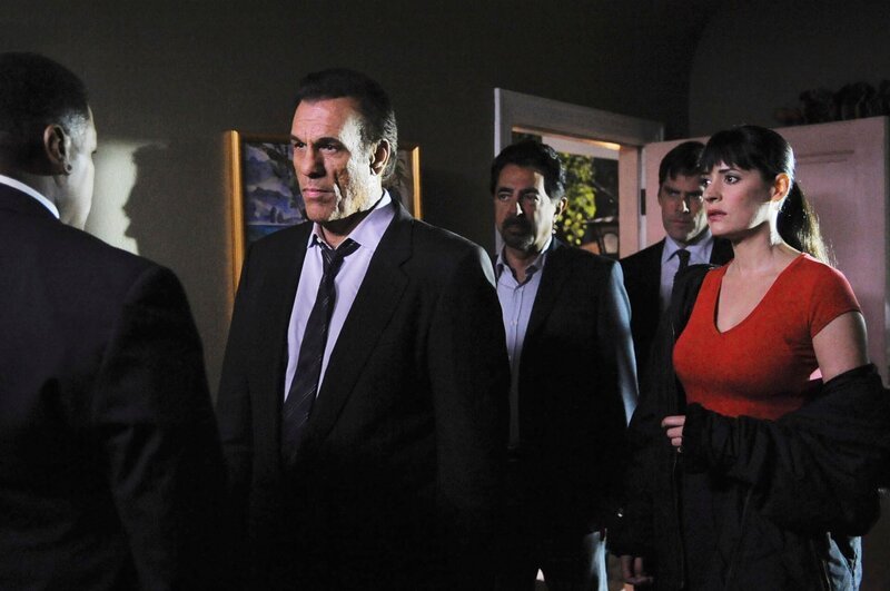 CRIMINAL MINDS – „The Longest Night“ – In the conclusion of last season’s cliffhanger, the BAU pursues Billy Flynn, who has kidnapped Det. Spicer’s daughter and continues his murder spree throughout the city of Los Angeles, on „Criminal Minds“ airing on CBS on WEDNESDAY, SEPTEMBER 22 (9:00–10:00 p.m., ET). (ABC STUDIOS/​MONTY BRINTON) RONALD WILLIAM LAWRENCE, ROBERT DAVI, JOE MANTEGNA, THOMAS GIBSON, PAGET BREWSTERCRIMINAL MINDS – „The Longest Night“ – In the conclusion of last season’s cliffhanger, the BAU pursues Billy Flynn, who has kidnapped Det. Spicer’s daughter and continues his murder spree throughout the city of Los Angeles, on „Criminal Minds“ airing on CBS on WEDNESDAY, SEPTEMBER 22 (9:00–10:00 p.m., ET). (ABC STUDIOS/​MONTY BRINTON) RONALD WILLIAM LAWRENCE, ROBERT DAVI, JOE MANTEGNA, THOMAS GIBSON, PAGET BREWSTER – Bild: 2010 American Broadcasting Companies, Inc. All rights reserved.