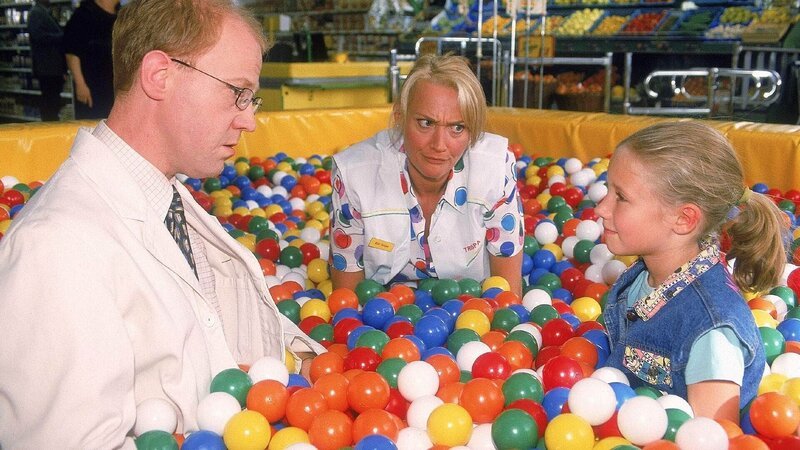 Ritas (Gaby Köster, M.) Ring – das teure Geschenk von Horst – ist in der neuen Ballbude des Supermarktes verschwunden. Schumann (Lutz Herkenrath) und Lara (Lara Fassbender) helfen suchen. – Bild: RTL