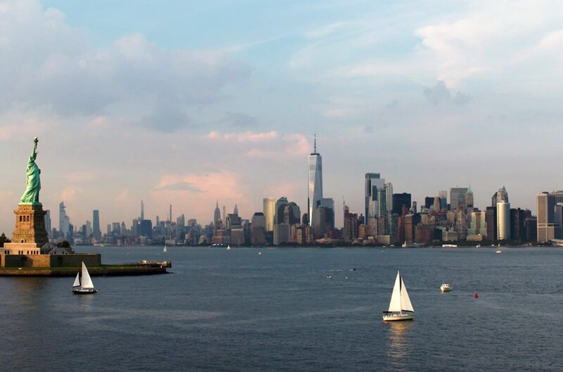 Erbaut auf Inseln und umgeben von Wasser: Der Blick auf die Inselwelt New York und die berühmte Freiheitsstatue. – Bild: Florian Film /​ © Florian Film