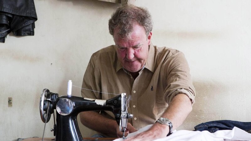 Jeremy Clarkson an einer Nähmaschine. – Bild: TVNOW /​ BBC Worldwide 2013
