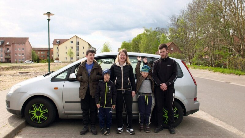 Martina und ihre vier Jungs brauchen unbedingt einen neuen Wagen – Bild: RTL Zwei