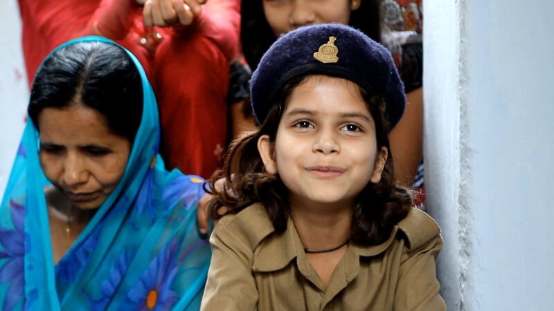 Der Kinderpolizeidienst von Chhattisgarh ist eine Form der Waisenrente. – Bild: MedienKontor/​Vardan Hovhannisyan/​Emily Mkrtichian /​ © MedienKontor/​Vardan Hovhannisyan/​Emily Mkrtichian